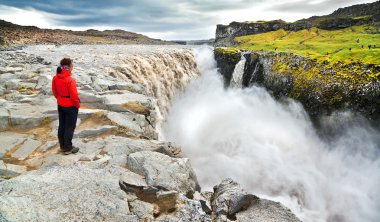 meşhur dettifoss Şelalesi vatnajokull Milli Park, İzlanda yakın duran kadın