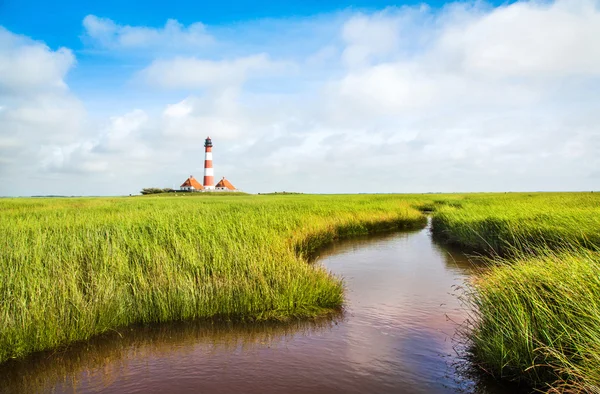 美丽的风景与小池塘和灯塔在中 nordfriesland、 石勒苏益格-荷尔斯泰因、 德国在北海的背景 — 图库照片