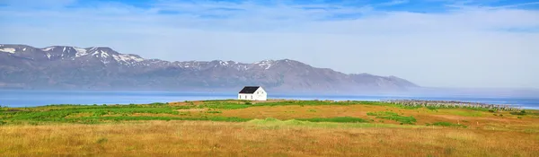 Πανοραμική θέα από όμορφα τοπία με παλιά οικία στην Ισλανδία — Φωτογραφία Αρχείου