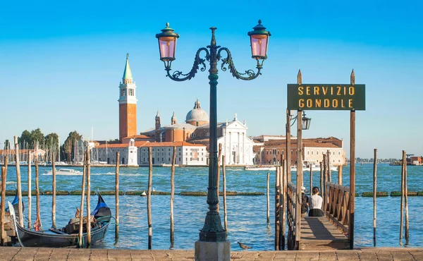 Góndola en Canal Grande con la iglesia de San Giorgio Maggiore en la góndola en Canal Grande con la iglesia de San Giorgio Maggiore en el fondo, Venecia, Italia — Foto de Stock