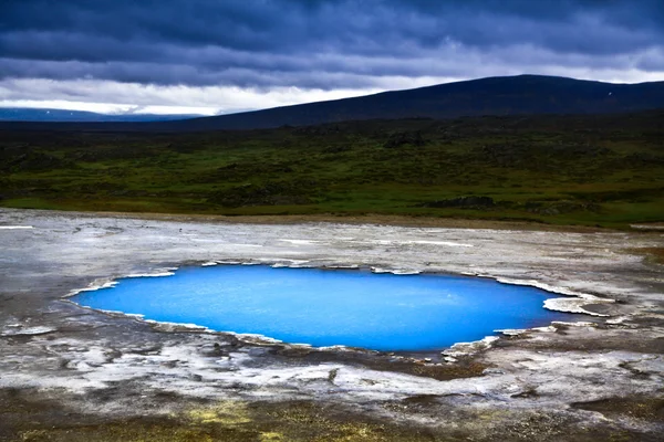 Hermoso paisaje con aguas termales termales Blahver por la noche en Islandia — Foto de Stock