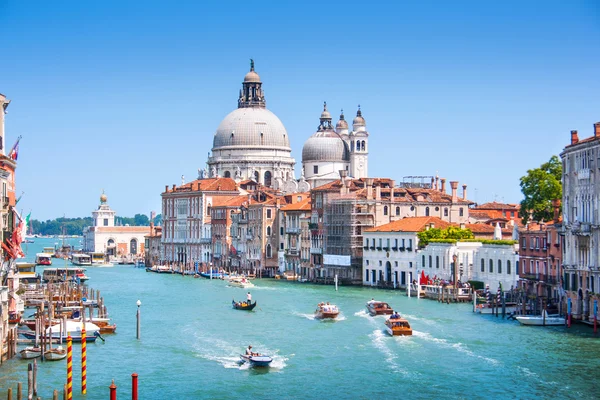 Canal grande a bazilika di santa maria della salute v Benátkách, Itálie — Stock fotografie