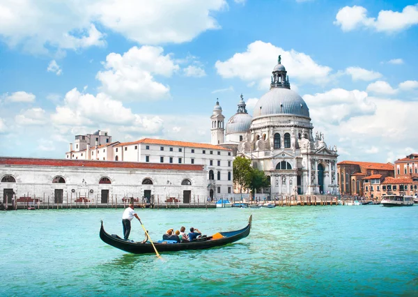 Gondel op Canal Grande met Basilica di Santa Maria della Salute op de achtergrond, Venetië, Italië — Stockfoto