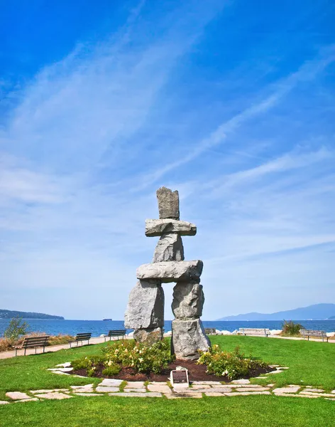 Inukshuk, símbolo dos Jogos Olímpicos de Inverno de 2010, com céu azul em English Bay em Vancouver, Colúmbia Britânica, Canadá — Fotografia de Stock