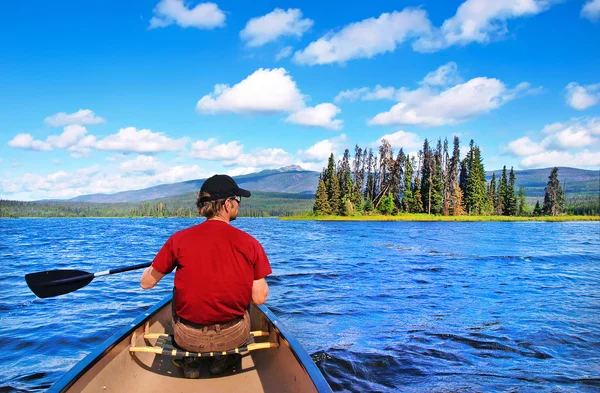 Man canoeing on a lake in the wilderness of British Columbia, Canada — Stock Photo, Image