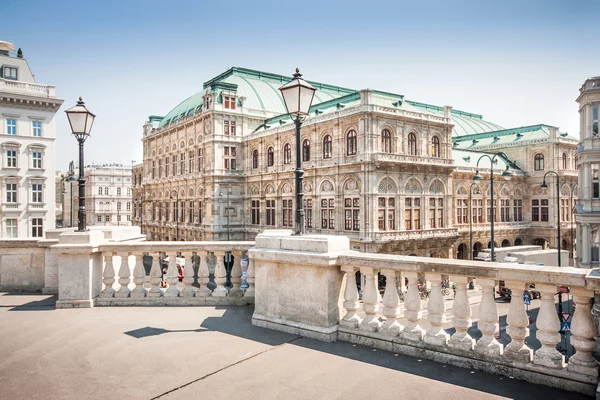 Piękny widok z wiener staatsoper (opera wiedeńska) w Wiedniu, austria — Zdjęcie stockowe