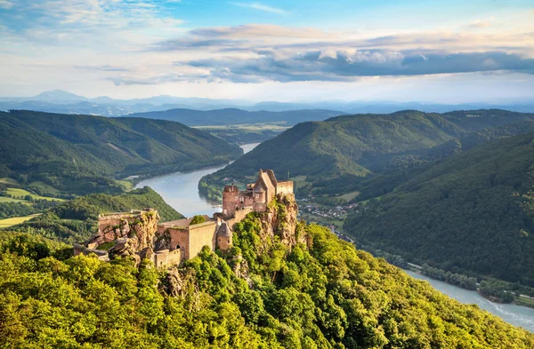 Hermoso paisaje con la ruina del castillo de Aggstein y el río Danubio al atardecer en Wachau, Austria —  Fotos de Stock