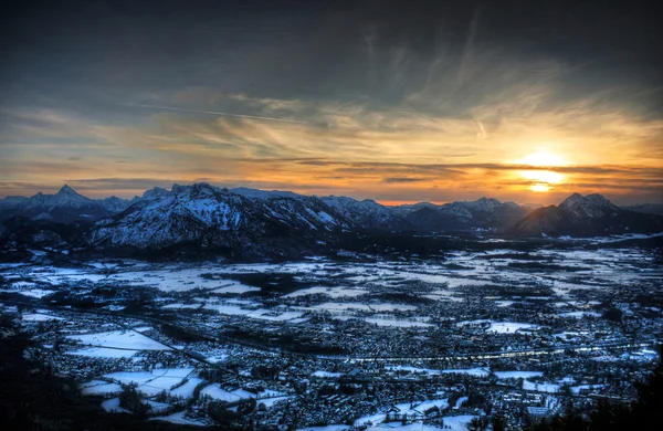 Panoramablick auf die stadt salzburg bei untergang im winter, österreich — Stockfoto