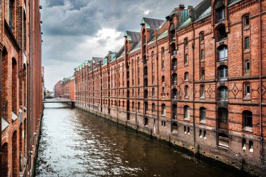 Hamburg, Almanya fırtına öncesi karanlık bulutlar ile ünlü speicherstadt depo bölgesi