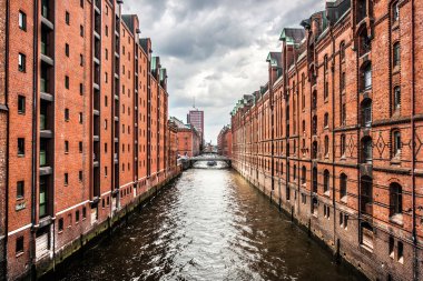 Hamburg, Almanya fırtına öncesi karanlık bulutlar ile ünlü speicherstadt depo bölgesi