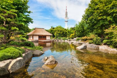 Japon bahçe içinde planten um blomen park ünlü heinrich hertz turm radyo telekomünikasyon Kulesi arka plan, hamburg, Almanya