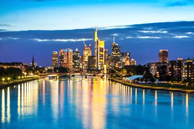 alacakaranlıkta, Almanya frankfurt am main siluetinin güzel manzara