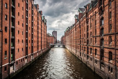 Hamburg, Almanya fırtına öncesi karanlık bulutlar ile ünlü speicherstadt panoramik manzaralı
