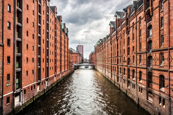 Hamburg, Almanya fırtına öncesi karanlık bulutlar ile ünlü speicherstadt depo bölgesi — Stok fotoğraf
