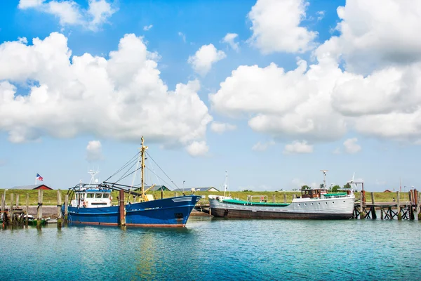 Traditionella fiskebåtar som ligger i hamn på nordsjön i Nordfriesland, Schleswig-Holstein, Tyskland — Stockfoto