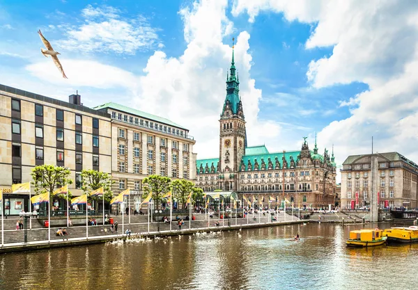 Bela vista do centro da cidade de Hamburgo com prefeitura e rio Alster, Alemanha — Fotografia de Stock