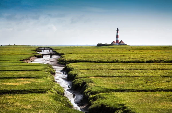 美丽的风景与背景在北海的 nordfriesland、 石勒苏益格-荷尔斯泰因、 德国著名的 westerheversand 灯塔 — 图库照片