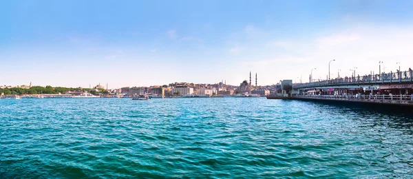 Vista panorâmica do famoso Corno Dourado com Bósforo e ponte Galata em Istambul, Turquia — Fotografia de Stock