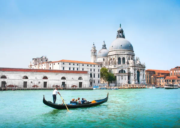 Gondola a Canal Grande-n a Basilica di Santa Maria della Salute-val a háttérben, Velence, Olaszország — Stock Fotó