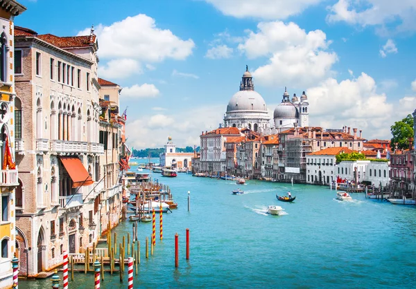 Canal grande med basilica di santa maria della salute i Venedig, Italien — Stockfoto