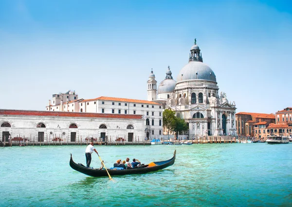 Gondola sul Canal Grande con Basilica di Santa Maria della Salute sullo sfondo, Venezia, Italia — Foto Stock