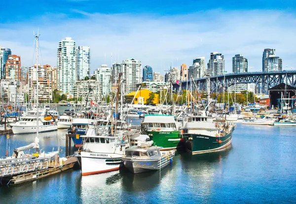 Vancouver-Skyline mit Granville-Brücke und im Hafen liegenden Schiffen am false creek, britische Columbia, Kanada — Stockfoto