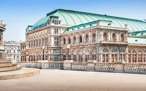 Gyönyörű kilátás nyílik a wiener staatsoper (bécsi állami opera), Bécs, Ausztria — Stock Fotó