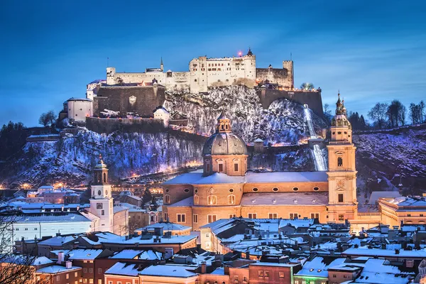 Ciudad histórica de Salzburgo con Festung Hohensalzburg en invierno, Salzburger Land, Austria —  Fotos de Stock