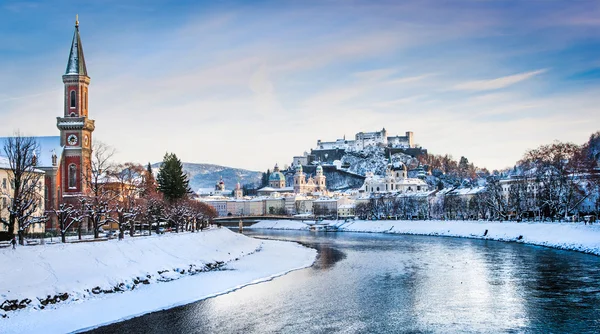Salzburg skyline panorama festung hohensalzburg ve nehir partnerliğindeki kış, salzburger arazi, Avusturya ile