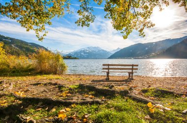 Alplerde park tezgah ve dağ gölü ile güzel bir sonbahar manzara, zell am görmek, salzburger arazi, Avusturya