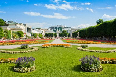 Salzburg, Avusturya arka planda hohensalzburg Kalesi ile Mirabell bahçeleri