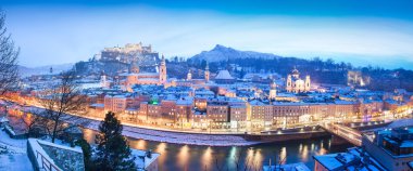 Salzburg kış panorama festung hohensalzburg ve nehir partnerliğindeki at dusk, salzburger arazi, Avusturya ile