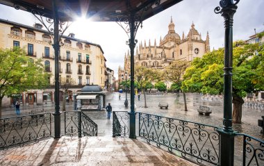 Plaza mayor catedral de santa maria ile backg içinde de segovia