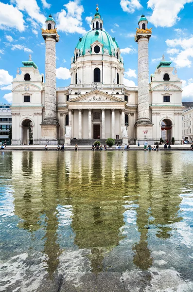 著名的圣查尔斯教会 （维纳 karlskirche) 在奥地利维也纳的卡尔广场 — 图库照片
