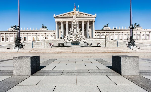 Austriacki Parlament budynku z słynnej fontanny pallas athena i główne wejście w Wiedniu, austria — Zdjęcie stockowe