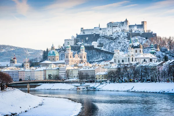 Salzburg városára és a Festung Hohensalzburg és a Salzach-folyó partján, télen, Salzburg, Ausztria — Stock Fotó