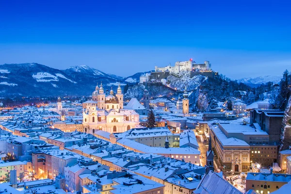 Historische stad salzburg met festung hohensalzburg in de winter, salzburger land Oostenrijk — Stockfoto