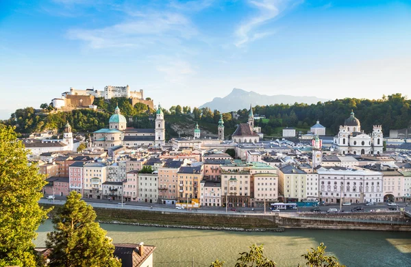 Panoramic view of Salzburg skyline with river Salzach at sunset as seen from Kapuzinerberg, Salzburger Land, Austria — Stock Photo, Image