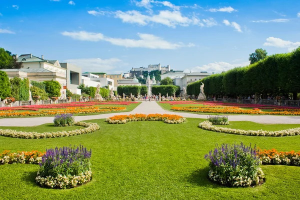 Giardini Mirabell con Fortezza Hohensalzburg sullo sfondo a Salisburgo, Austria — Foto Stock