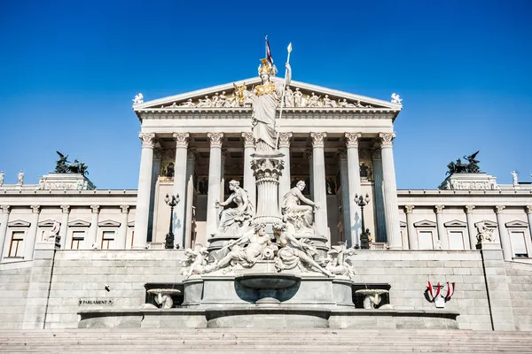 Edificio del parlamento austriaco con famosa fuente Pallas Athena y entrada principal en Viena, Austria — Foto de Stock