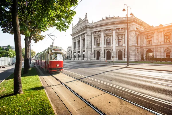 ünlü sosis ringstrasse burgtheater ve geleneksel tramvay, Viyana, Avusturya