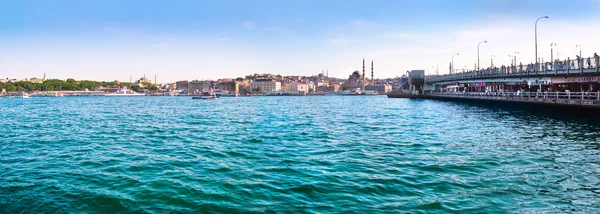 在伊斯坦布尔，土耳其的博斯普鲁斯海峡和加拉塔桥著名金角的全景视图 — 图库照片