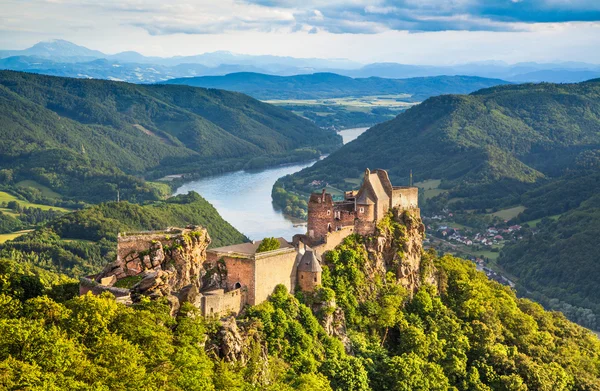 Krásná krajina s aggstein hradu trosky a Dunaj řeka při západu slunce ve wachau, Rakousko Stock Snímky