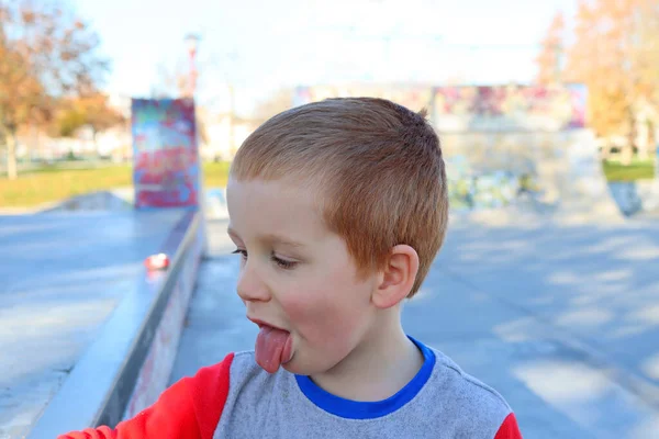 Rubio Mira Hacia Otro Lado Saca Lengua Feliz Niño Cuatro — Foto de Stock