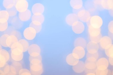 Noel gecesi Bokeh. Doğal bokeh açık havada narin sarı ve leylak renginde. Geçmişi bulanık ve yılbaşı aydınlatması var. Yeni yıl için şenlik arka planı Mutlu Noeller.