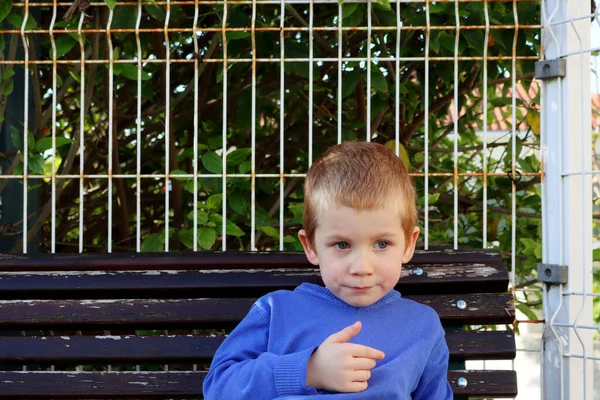Den Blonda Pojken Tittar Eftertänksamt Avståndet Seriös Fyraårig Pojke Sitter — Stockfoto