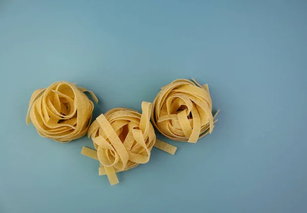 Massa Tagliatelle Sobre Fundo Azul Macarrão Amarelo Tagliatelle Trigo Duro — Fotografia de Stock