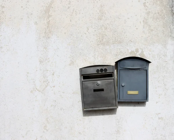 Δύο Μεταλλικά Γραμματοκιβώτια Κρέμονται Έναν Ελαφρύ Βρώμικο Τοίχο Παλιά Γραμματοκιβώτια — Φωτογραφία Αρχείου