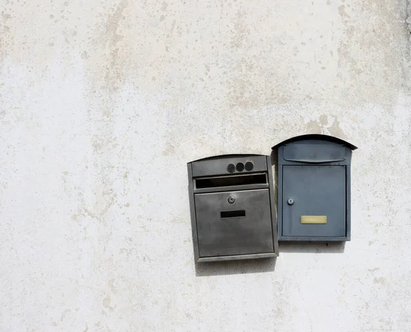 Deux Boîtes Aux Lettres Métal Accrochées Mur Léger Sale Anciennes — Photo