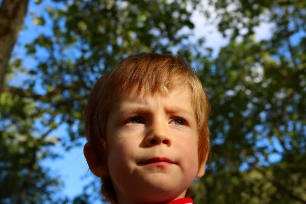 Portret Poważnego Blondyna Brudnymi Ustami Pięcioletni Chłopiec Patrzy Dal Marszcząc — Zdjęcie stockowe